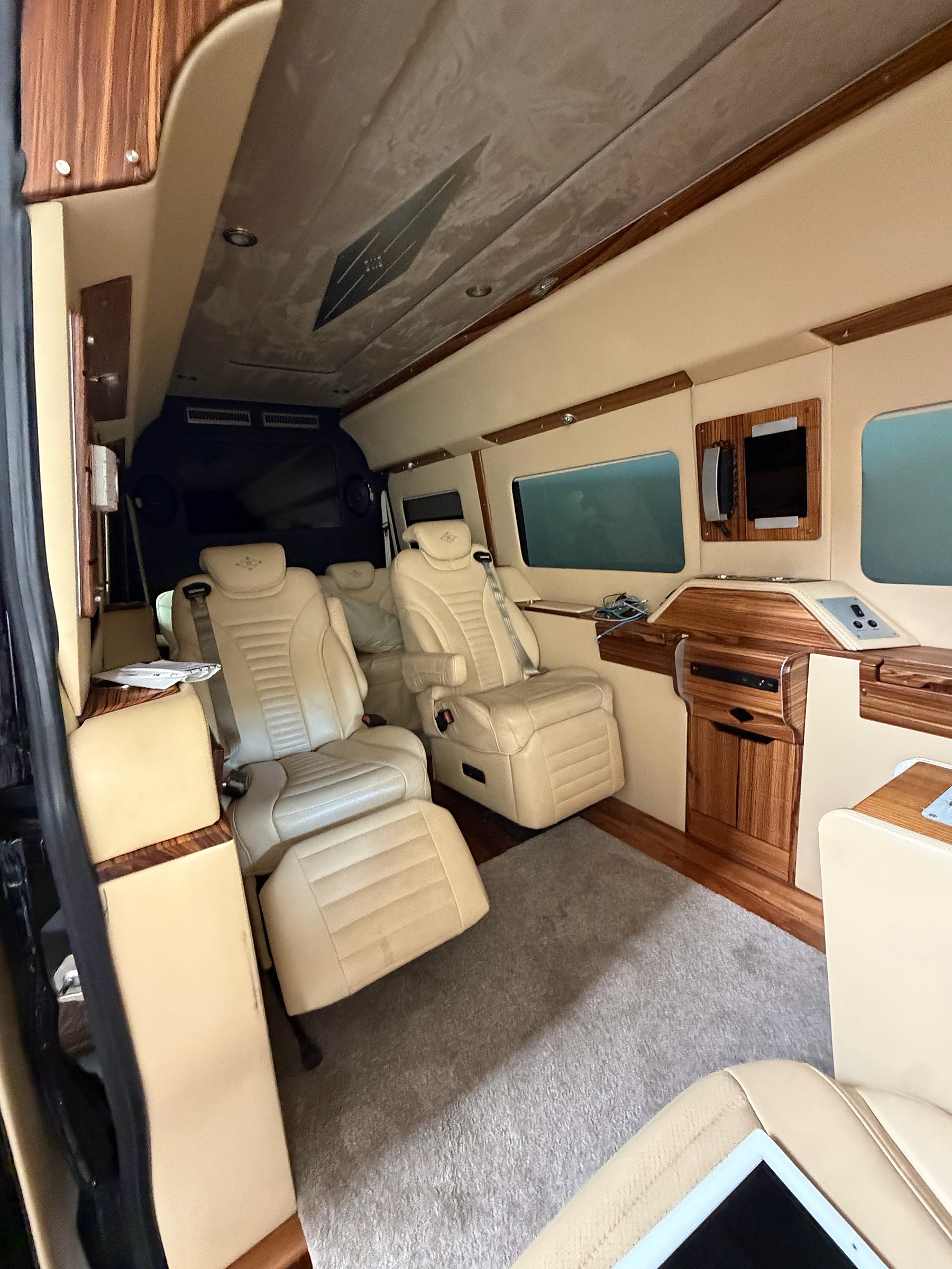 Cabin with captain chairs and wood-grain console